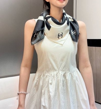 cha香奈*Chanel最美絲巾 Cha*El春夏裡最喜歡的一條絲巾。90X90真丝 真絲的觸感實在是太舒服了 這款是黑白配色~簡單大方~ 4個角也都有小雙C~
