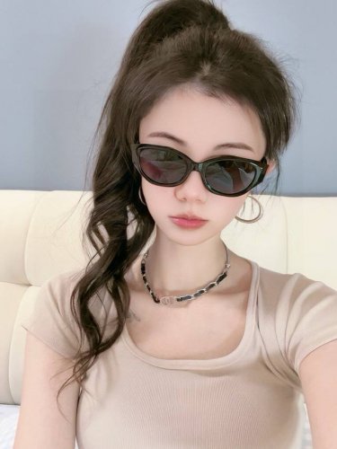 chanel太阳镜墨镜 经典小框设计，不挑脸型，无论搭配大衣还是连衣裙都非常显气质太阳镜预防紫外线 型号：Ch95802