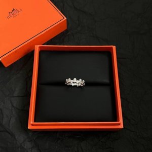 Hermes 爱马仕 这款戒指设计非常精致，高级 上手效果超级好看，一丝点缀很温柔得开又不失雅典高贵气质。 码数：678