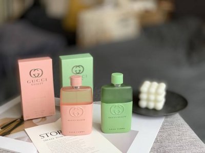 高端品质 古驰罪爱香水70Ml 1罪爱蜜桃粉女香 前调:佛手柑、葡萄柚、水仙花 中调:覆盆子、紫罗兰、茉莉花 后调:麝香、广藿香、龙涎香 花果香的基调，有种重返
