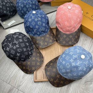 L家。牛仔拼皮帽款 超A品质 最新款！时尚潮流，高端做工！每一个帽子都是用心之作！牛津材质！头层牛皮！配盒子、防尘袋、非一般的品质，细节也很重要。真皮帽钉，真皮