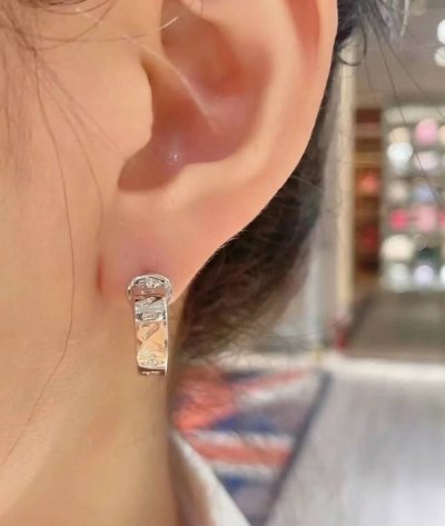我们出品 量大咨询客Fu Vivienne Westwood 宝宝，什么是快乐星球，来，这就是快乐星球！绝美皮带扣耳环，重磅推荐闭眼入准没错！纯粹王冠球是经典的