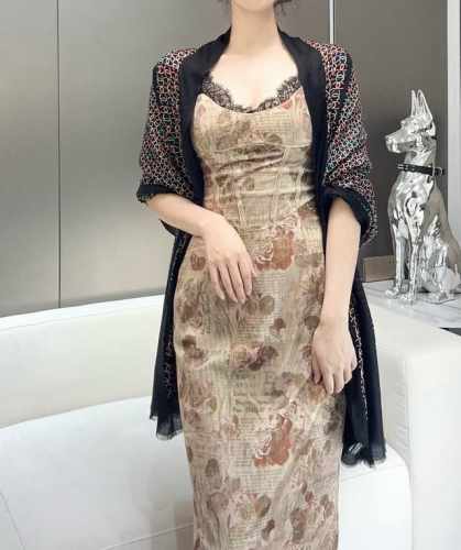 2025年香奈儿秋冬提前上新，美女都爱此款 超级有腔调！！！ 谁懂这种秋冬调性的美啊？！！！这款小香披肩也是我疯狂喜欢的一款，一试完就爱惨！！！300支戒指绒简