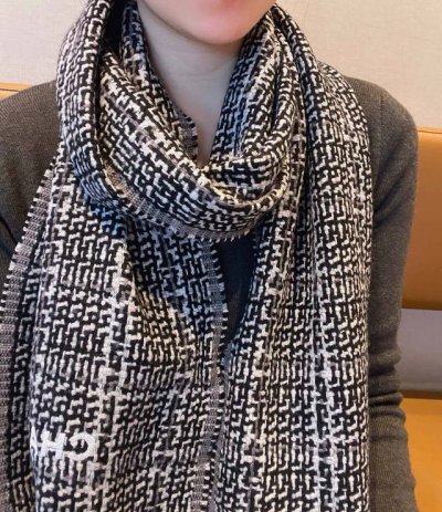 真香系列 Chanel 经典小香风格纹围巾 时尚奢华品质上乘客供合资订纺的毛呢纱线，超级难得一见的送人自用绝对高大上独家实物拍摄所见所得，颜色超正顶级好货不等人