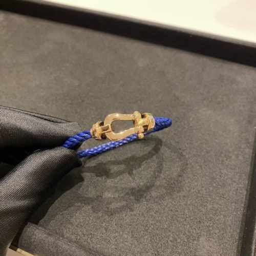 Fred 玫瑰金光面蓝色手绳 大号 蓝色相较于黑色 多了份精致 搭配玫瑰金半钻马蹄扣恰到好处 绳子颜色可以更换 无论男女佩戴都更好看 手绳采用1500根尼龙编织