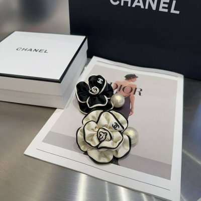 配包装盒 chanel 香奈儿 最新小香山茶花弹簧夹 时尚潮流 非常好看 小仙女必备
