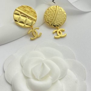 p70 编码E2812 0247825 香奈儿耳钉热销爆上新 chan 24 中古金币Ab款双拼图案双C耳环 一半是菱格拼粗花呢，一半是凹凸熔岩拼字母 复古浓金
