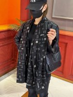 p250 上新 【Chanel】 经典茶花优雅Coco风，Chanel最新菱格丝绒大方巾~气质到骨子里，香奶奶新一季的面料超高级，真心超级柔软，丝丝顺滑，韧性很