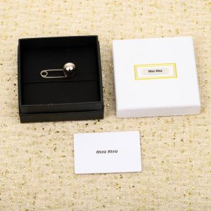 我们出品 Zp4620量大咨询客服 Mu珍珠胸针 一定要入，上身方知它的美！温柔又恰到好处的小可爱，女人又拿捏得刚好的俏皮自带仙气的一款发夹，全部珠宝级别抛光，