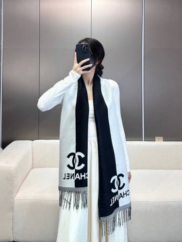 150 新双面拼色提花 裸粉色 Size：184X34Cm 不含流苏 目测是大爆款！双面异色提花 两面完全相反的颜色及图案 设计真的非常走心 ，超大品牌Logo