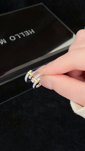T家新款Edge系列耳环，小号，两个圆圈组合而成的耳环，简约设计感又很足的一个系列圆圈拼接采用了分色电镀，看实拍金色的部位Cnc五轴机精雕出来的棱角分明钻石均为