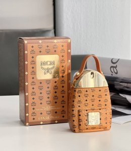 原单品质 颜值即正义Mcm首款 Stark背包造型香水Mcm经典 “Stark”背包被设计成，他家首款香水造型，顶部增加的小拎带可以把香水作为挂件装饰在背包上，