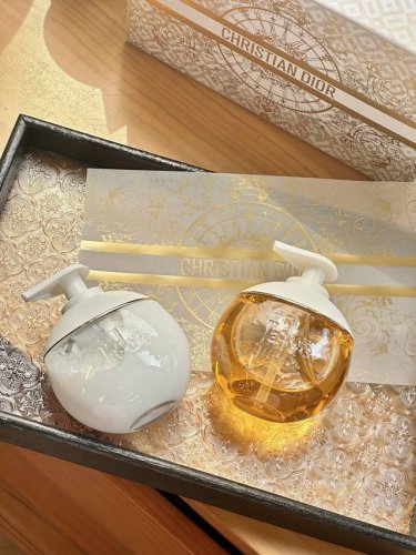 打起出货 迪奥真我沐浴香氛两件套！内含：身体乳200Ml，沐浴露200Ml。