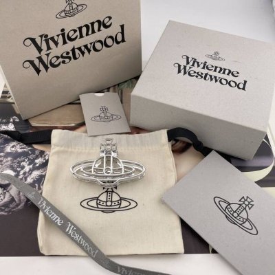 我们出品 Viviennewestwood 爆美一定要入！太绝美了宝宝，什么是快乐星球，来，这就是快乐星球！绝美镂空土星鲨鱼夹！金，银2个颜色！，配包装！重磅推