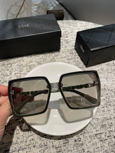 90Dior【Tr偏光系列】 2025新款偏光太阳镜 款式多 。 经典的方框设计，不挑脸型，无论搭配大衣还是连衣裙都非常显气质 偏光镜片预防紫外线配3025