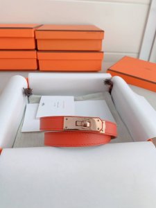 Kelly 1.8腰带Epsom小牛皮腰带，搭配镀钯 Kelly皮带扣。 借助巧妙的可调节设计，可以将腰带系于腰间或髋部
