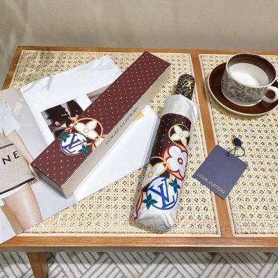 Louis Vuitton 路易威登 专柜夏季新款 全自动折叠晴雨伞 火爆时尚单品 采用纳米技术加工而成 具有强力拒水的作用 奢华感爆棚的Lv标志伫立在伞面 绝
