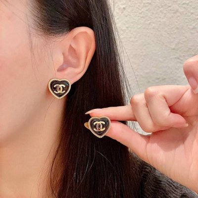 Chanel香奈儿 中古 双C耳钉原版复刻Logo 小香家的款式真心无需多介绍每一款都超好看 精致大方 非常显气质.