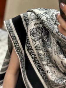 Dior 巴黎地图 黄金尺寸110*110 双面同色丝绒方巾 不爱140繁复尺寸的姐妹可以选择110哦 价Lan De 价Aris 巴黎地图 这款方巾饰以本季经