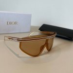 dior迪奥墨镜刘兩昕杨采钰同款 Diorclub M2 这款 Diorclub M2U太阳眼镜采用不规则眼罩式镜框 设计，彰显运动风格魅力。银色镜面镜片饰以蓝