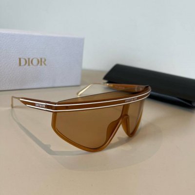 dior迪奥墨镜刘兩昕杨采钰同款 Diorclub M2 这款 Diorclub M2U太阳眼镜采用不规则眼罩式镜框 设计，彰显运动风格魅力。银色镜面镜片饰以蓝