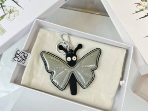 新品 罗意威Loewe 皮质钥匙扣 挂件 车钥匙扣 Butterfly Charm系列 蝴蝶挂件出货 采用进口小牛皮多色搭配，外配钥匙圈，可挂于包包，其萌趣、可