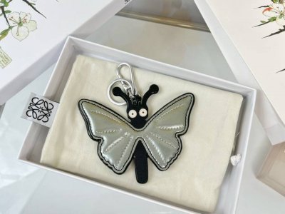 新品 罗意威Loewe 皮质钥匙扣 挂件 车钥匙扣 Butterfly Charm系列 蝴蝶挂件出货 采用进口小牛皮多色搭配，外配钥匙圈，可挂于包包，其萌趣、可