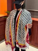 会发光发亮的围巾银丝羊绒长巾专柜同步真心赞驴家 L字母与花纹长巾 路易威登经典 Monogram 图案搭配彩色边框再添华美格调 强烈推荐手慢无这个Size不大不