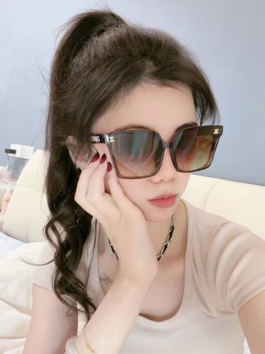 Chanel大框太阳镜墨镜 经典的方框设计，不挑脸型，无论搭配大衣还是连衣裙都非常显气质太阳镜预防紫外线 型号：Ch86901