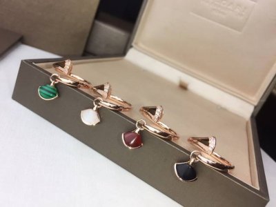 Bvlgari 宝格丽Diva 裙子系列 扇形 黑玛瑙 红玛瑙 白贝母 孔雀石戒指 高端定制亚金电镀18K玫瑰金工艺 天然红玛瑙气质美女必备单品 超美高档的配色