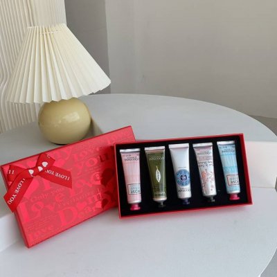 专柜品质 欧舒丹护手霜五件套爱心套 欧舒丹护手霜五件套爱心盒入秋护手霜滋润 五种香味 乳木果、薰衣草、甜扁桃、马鞍草、玫瑰 30Ml×5配礼袋 入秋必备欧舒丹，