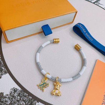 高品质Lv路易威登牛皮手绳手链原单货专柜新款开模复古潮流时尚必备 男女均可佩戴 情侣款同款 摇滚朋克泰银风格 复古元素蓝色低调奢华 潮流百搭 官网同款手镯最新款