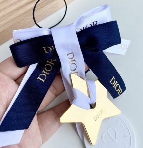 专柜品质 dior车挂扩香石的使用方法 扩香石本身是没有味道的可以自行喷香水或者滴精油慢慢的喷洒香水 直至吸收饱和 一次可以用1~2个月不等味道变淡了可以后续再