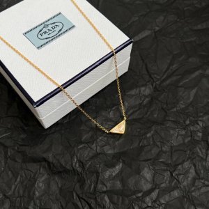Prada 普拉达 三角形 项链 爆款新品 精致耐看 华丽登场，整体细节非常令人惊喜，典雅而时尚，突显法式高雅气息。 长度:45