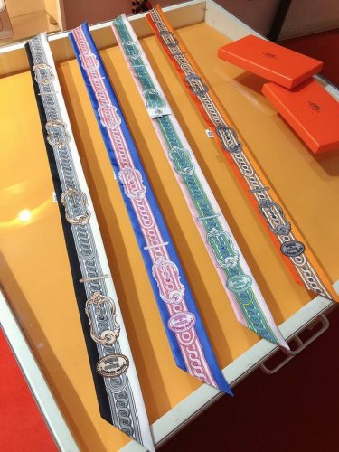 P60Phms2153 爱马仕新款 宫廷马具 Twilly 顶级斜纹真丝打造 超精细的印花 字迹非常清晰 绝对是送礼自用的首选丝带既可绕于颈间，亦可缠于腕部、腰
