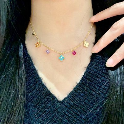 Vancleefarpels 花朵 Alhambra吊坠雾里看花 其设计独特，隽永典雅 项链百搭 经典 这款四叶草项链被称为人间白富美的一个必入款式，一定要入！