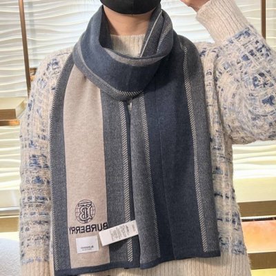 同步专柜，高端羊绒针织围巾！ 可正式，可随意，非常Classical的男款设计。这款织法比较难，又很费纱线，工艺难度非常大！！绝对是一条审美不过时的单品！随便围