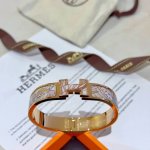 hermes 爱马仕手镯 V金原版定制 爱马仕手环 珐琅工艺太考验师傅的手艺了 要确保色泽手工制作好 V金高端定制 女神 都爱爱马仕火爆手镯 超精赞 各路女神