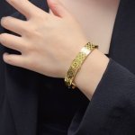 新款古驰Gucci双G手镯超重工Bling Bling，颜色搭配得非常好高级感 女神气质高端 精钢材质不过敏不褪色。一比一精美工艺，经典至极的魅物，性价比高 必