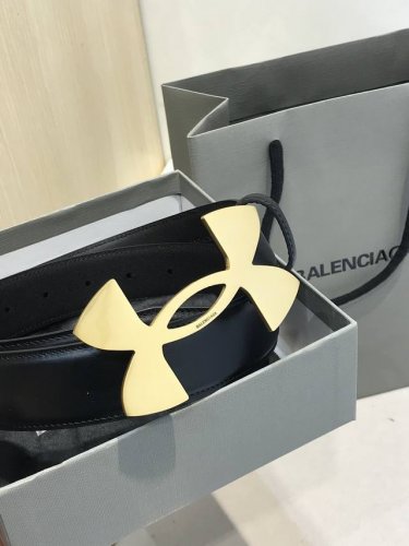 特 巴 .世家 Balenciga Fall-Winter 宽35Mm 黑色腰带采用复古美学设计意大利制造的原厂希腊纹皮革，釆用安德玛联名造型 签名镀金金属效果