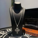 新款 专柜品质 Chrome Hearts克罗心 经典复古字母项链 藤花十字架吊坠 快手 Ins 小红书热门 凹凸造型不同的花纹设计风格 呈现出与众不同 十字架
