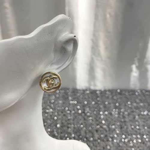 编码E2162 香奈儿新款白色圆形纽扣双C耳钉 甜美可爱，氛围感十足，太适合春夏啦 边缘有一圈字母Logo，双C是固定在透明亚克力里边的，低调中带着高级感，手触
