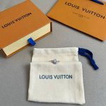 新款原单货Lv 戒指Louis Vuitton 路易威登 戒指专柜一致材质 火爆款出货 设计独特 复古前卫 男神、美女必备。 码数：6 7 8 码