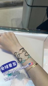 210549 我们出品 可订做18K真金真钻版，只做对版真金货，价询客Fu Tiffany T Smile 系列彰显快乐寓意和真挚情感。单独佩戴或叠搭其他蒂芙尼