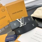 p170 本款 Lv Initiales Blason 40 毫米双面腰带诠释创意总监 Pharrell Williams 对品牌传统与摩登风尚的热忱。柔软皮革