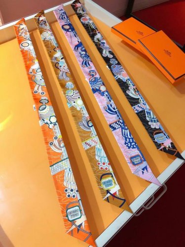 p60Phms2283 爱马仕新款Twilly【Scarf Odyssey】 顶级斜纹真丝打造 超精细的印花 字迹非常清晰 绝对是送礼自用的首选丝带既可绕于颈间