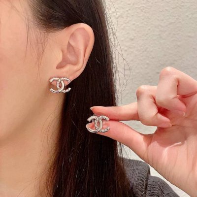 chanel香奈儿 中古 双C耳钉小香家的款式真心无需多介绍每一款都超好看，精致大方，非常显气质