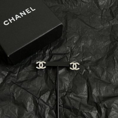 Chanel香奈儿 中古 耳钉小香家的款式真心无需多介绍每一款都超好看，精致大方，非常显气质。