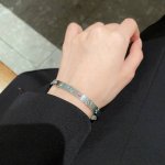 新款香奈儿Chanel双C镶钻手镯超重工Bling Bling 颜色搭配得非常好高级感 女神气质高端 精钢材质不过敏不褪色 一比一精美工艺 经典至极的魅物 性价