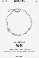 Chanel25批彩色琉璃爱心珍珠项链 这一季是巨美的彩色搭配 高级的冷色调配色 清冷感又不缺唯美质感超强 现代时髦感充斥着每一个细节 不高调 但出众